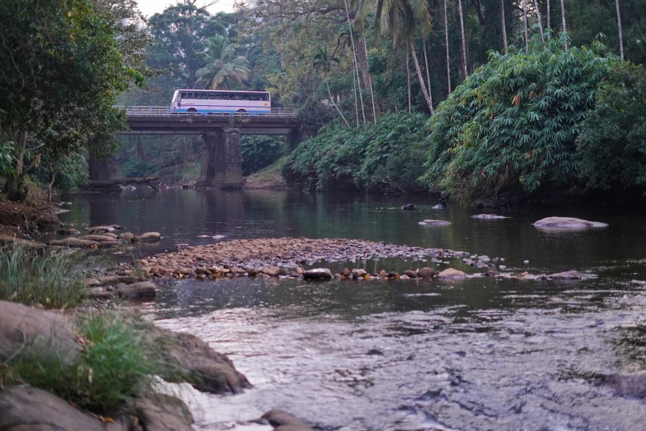 Athirapilly On The Rocks Hotel Athirappilly Luaran gambar